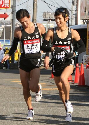 上武大の２区佐藤舜（東京学館高出・左）が３区山岸宏貴（高田北城高出）につなぐ＝２０１３年１月２日、横浜市