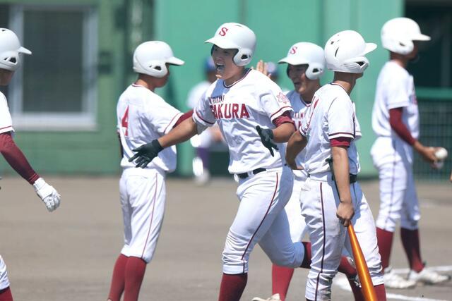 村上桜ヶ丘－東京学館　１回村上桜ヶ丘　２死満塁、満塁弾を放ち仲間と喜ぶ渡辺勇陽（中央）＝新発田市の五十公野