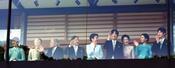 　新年一般参賀で、集まった人たちに手を振られる天皇、皇后両陛下と上皇ご夫妻、愛子さま、秋篠宮ご夫妻、佳子さま、悠仁さま＝１月２日、宮殿・長和殿