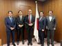 ターク国連人権高等弁務官と面会する拉致被害者家族会代表の横田拓也さんら＝１５日、内閣府（内閣官房拉致問題対策本部事務局提供）
