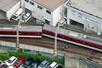 　脱線した近鉄京都線の列車＝２９日午前８時４３分、京都市下京区（共同通信社ヘリから）