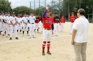 女池小学校区の自治会チームが参加し、100回目を迎えた野球大会=新潟市中央区女池6
