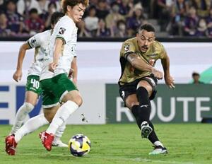 　京都―東京Ｖ　後半、先制ゴールを決める京都・ラファエルエリアス（右）＝サンガＳ