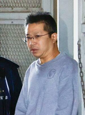 　送検のため埼玉県警川越署を出る山口新容疑者＝１０日午前９時４分