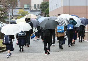 入試会場に向かう受験生たち=3月6日、新潟市中央区