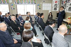 稲田亮さん陣営が開設した選挙事務所の事務所開き=見附市学校町1