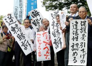 最高裁で勝訴し、喜ぶ原告や弁護士ら=6月、東京都千代田区