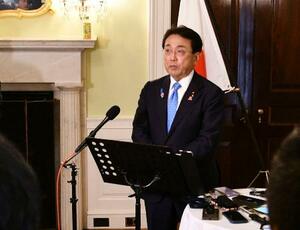 米ワシントンで取材に応じる赤沢経済再生相=7日(共同)