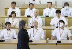 静岡県伊東市議会で不信任決議が全会一致で可決され、引き揚げる田久保真紀市長=1日