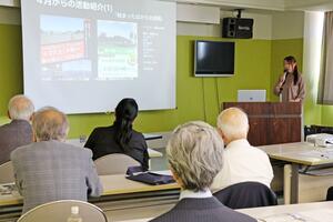 長岡１００歳大学大学院の受講生が研究成果を発表した報告会＝１７日、長岡市今朝白２