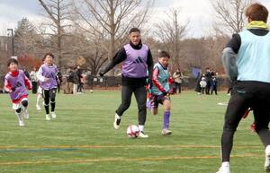 小野裕二選手（中央）が企画した小学生とのサッカー交流会＝１３日、新潟市中央区
