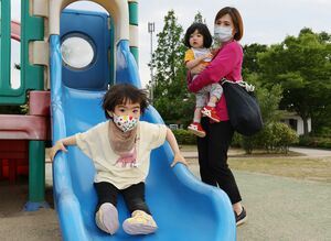 公園でマスクを着用して遊ぶ子ども（新潟市）