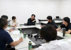 新規就農者らが、仕事のやりがいや課題などを語り合った研修交流会=上越市大道福田