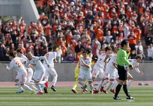 キックオフ直前に行われる「円陣ダッシュ」。選手たちが心を一つにすることの象徴でもある=23日、正田醤油スタジアム群馬