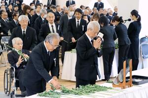 公式確認７０年の水俣病犠牲者慰霊式で手を合わせる緒方正実さん＝５月１日、熊本県水俣市