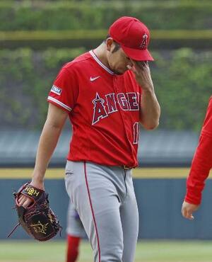 ホワイトソックス戦で左肩の張りを訴えて降板するエンゼルス・菊池=4月、シカゴ