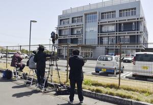 広末涼子容疑者が勾留されている浜松西署前で待機する報道陣=14日午前