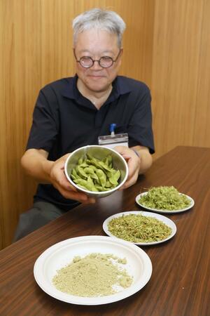 弥彦産枝豆の粉末化に取り組むヤヒコアベニールの藁科克彦代表=燕市東太田