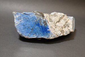 糸魚川産ラピスラズリの切断面を研磨したもの。濃い群青色を呈する。灰色の部分は主に珪灰石など。