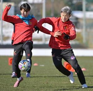 　Ｊ３福島の練習に初参加した三浦知良（右）＝福島市内