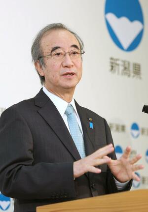 記者の質問に答える花角英世知事=10月23日、新潟県庁