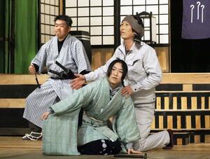 真剣なまなざしで片野尾歌舞伎の稽古に取り組む小坂吏結さん(中央)と地域住民=佐渡市片野尾