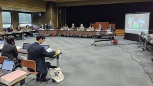新潟県総合計画の素案について審議した検討委員会=11月21日、県庁