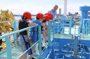 大型船「白山」を見学する日和山小学校4年生の児童=新潟市中央区