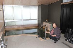 ホテルニュー桂で試行している本館大浴場の貸し切り風呂と、おかみの渡辺てるみさん=佐渡市原黒