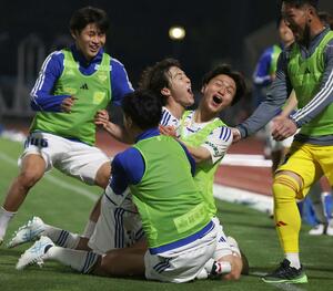 秋田－新潟　延長後半６分、２得点目を奪ったＭＦ奥村仁（中央）と抱き合って喜ぶＭＦ石山青空（右）＝ソユスタ（写真映像部・永井隆司）