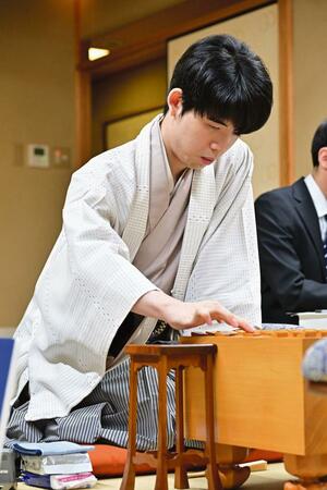 第71期王座戦5番勝負第4局に臨み王座を奪取した藤井聡太八冠=10月11日、京都市(日本将棋連盟提供)