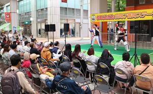 多くの来場者でにぎわった「古町どんどん」=11日、新潟市中央区古町通7