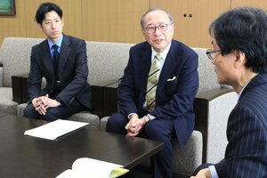 鈴木力市長（右）に母・和子さんについて話す捧和雄さん（中央）と、開維さん＝燕市役所