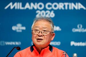 記者会見する日本選手団の伊東秀仁団長=13日、イタリア・ミラノ(共同)
