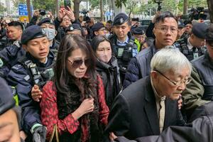 　裁判所を出る蘋果日報の創業者、黎智英氏の妻（手前左）＝９日、香港（共同）