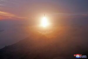 北朝鮮が発射した、大陸間弾道ミサイル(ICBM)=10月31日(朝鮮中央通信=共同)