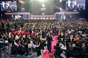 演技後、客席の間を通るダンサーたち=4月、トヨタアリーナ東京