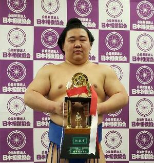 ２０２６年３月、春場所千秋楽で技能賞のトロフィーを持つ藤ノ川＝エディオンアリーナ大阪