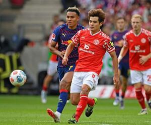 ライプチヒ戦で競り合うマインツの佐野(手前右)=マインツ(共同)