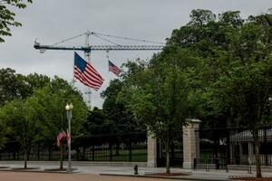 　工事のクレーンが架かるホワイトハウス＝２６日、ワシントン（ロイター＝共同）