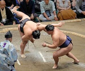 豊昇龍(右)がすくい投げで若元春を下す=両国国技館