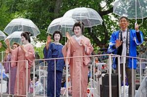 「ジャパン・パレード」で、沿道の観客に手を振る長崎検番の芸妓衆と伊達良弘・長崎県文化観光国際部長(右端)=9日、米ニューヨーク・マンハッタン(共同)
