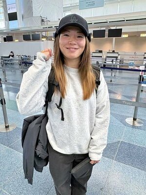 中国へ出発前、取材に応じるスノーボード女子の冨田せな＝１日、羽田空港