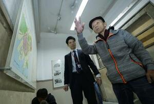 被爆した袋町国民学校(現・広島市立袋町小)の校舎の一部を保存した平和資料館を訪れた友田典弘さん(右)=2025年11月