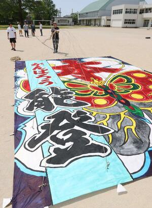 能登半島地震の復興を祈願して作られた大凧=5月5日、新潟市南区