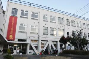 　旧四谷第四小の校舎を活用している「東京おもちゃ美術館」＝東京都新宿区