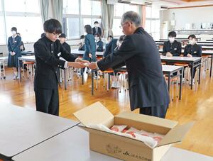 志望校に合格してほしいとの思いが込められた難関突破米の贈呈式＝２４日、柏崎市新道