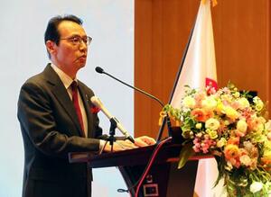 天皇誕生日の祝賀レセプションであいさつする金杉憲治駐中国大使=27日、北京の日本大使館(共同)