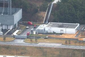 火災が発生した東京電力柏崎刈羽原発。消防車両が集まった=1日、柏崎刈羽原発(新潟日報社ヘリから)