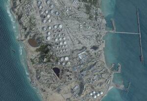 　イラン・カーグ島の石油ターミナルの衛星写真＝２月２５日（Ｐｌａｎｅｔ　Ｌａｂｓ　ＰＢＣ提供、ロイター＝共同）